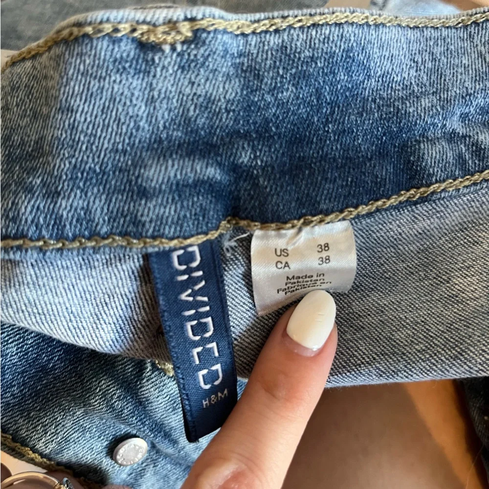 H&M Ripped/Distressed Jeans - Light Wash - Picture 4 of 5